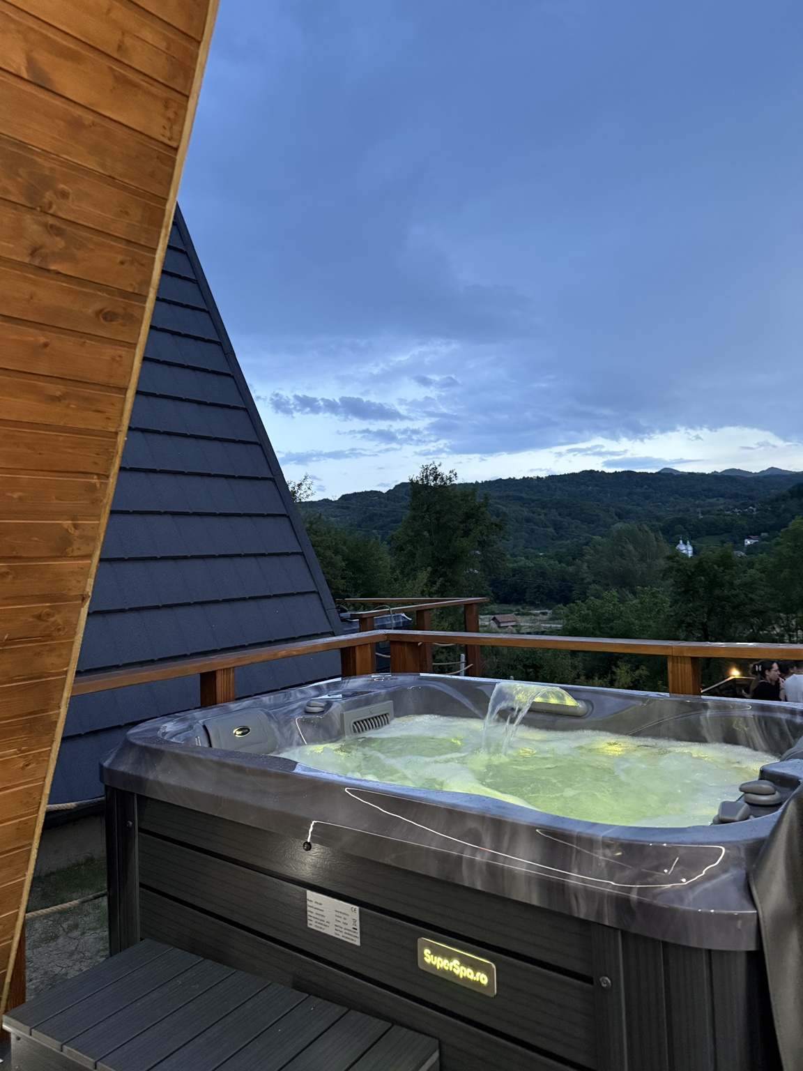 Jacuzzi exterior cu vedere spre munți